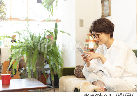 操作智能手機的婦女 操作智能手機的婦女 81058228