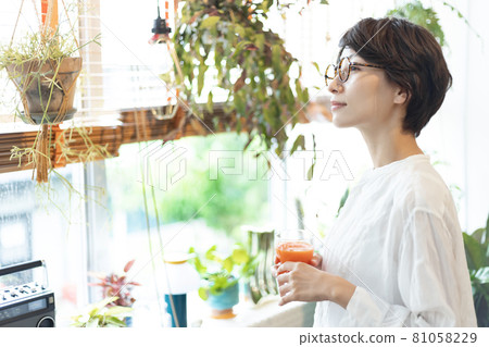 喝冰沙的女人 喝冰沙的女人 81058229