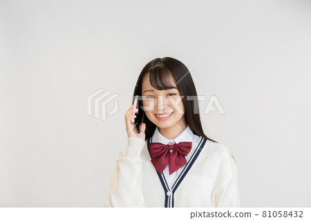 High school girl examinee smartphone High school girl examinee smartphone 81058432