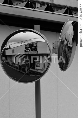 （大流行景觀）曲面鏡中的封閉商店：周邊城市，城鎮和村莊 81058677