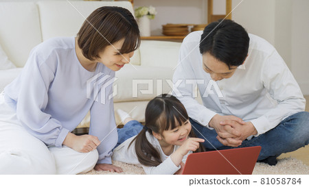 Family looking at a computer (childcare / childcare / family / family) Family looking at a computer (childcare / childcare / family / family) 81058784