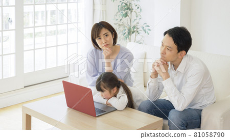 Family looking at a computer (childcare / childcare / family / family) 81058790