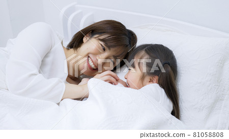 Children and mothers sleeping in bed (childcare / childcare / family / family) Children and mothers sleeping in bed (childcare / childcare / family / family) 81058808