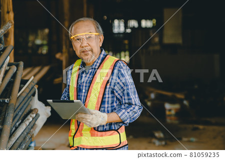 Portrait Smart elder engineer worker foreman using tablet computer technology at construction site. 81059235