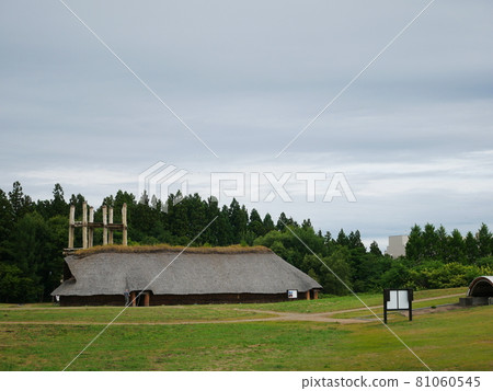 Large pit-house building at Sannai Maruyama Site 81060545