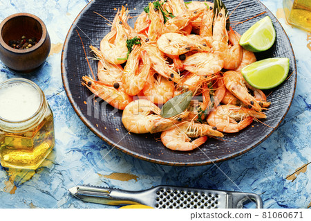 Delicious boiled prawns and beer Delicious boiled prawns and beer 81060671