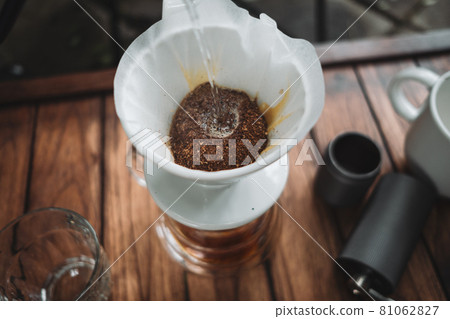barista dripping coffee and slow coffee bar style 81062827