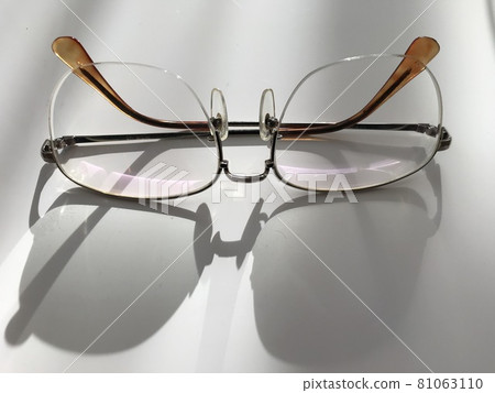 The moment the glasses are backlit The moment the glasses are backlit 81063110