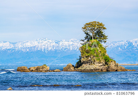 Takaoka City, Toyama Prefecture, Amaharashi Coast's Onnaiwa and Tateyama Mountain Range Takaoka City, Toyama Prefecture, Amaharashi Coast's Onnaiwa and Tateyama Mountain Range 81063796