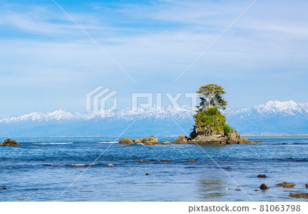 Takaoka City, Toyama Prefecture, Amaharashi Coast's Onnaiwa and Tateyama Mountain Range 81063798