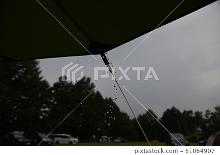 Rainwater dripping from the edge of the tarp 81064907