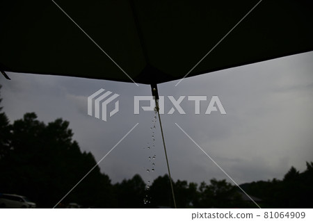 雨水從篷布邊緣滴落 81064909
