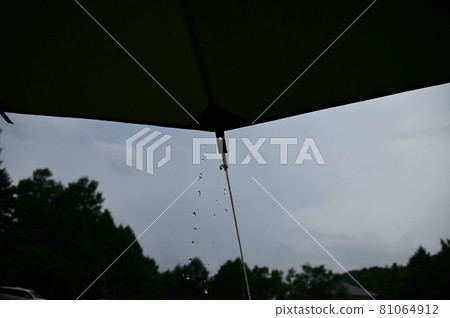 Rainwater dripping from the edge of the tarp Rainwater dripping from the edge of the tarp 81064912