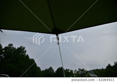 Rainwater dripping from the edge of the tarp Rainwater dripping from the edge of the tarp 81064913