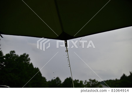 雨水從篷布邊緣滴落 81064914