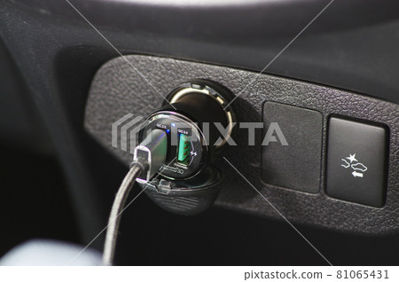 用汽車給智能手機充電 81065431