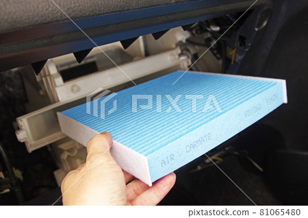 Replace the air conditioner filter of the car with a new one 81065480