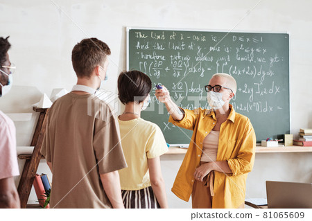 Teacher examining students before lesson Teacher examining students before lesson 81065609