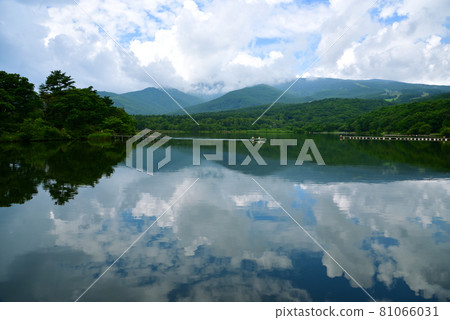 群馬縣Tsumagoi村，Baragi湖，Azumaya山反射在湖面上 81066031