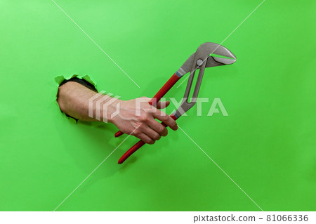 hand holds an adjustable key 81066336