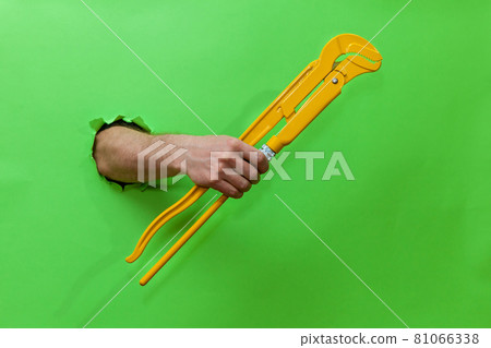 hand holds an adjustable key 81066338