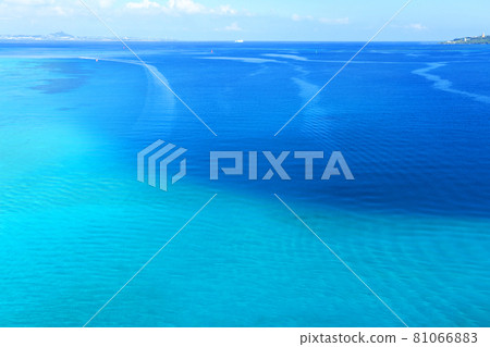 從瀨底橋看沖繩瀨底島的美麗大海 81066883
