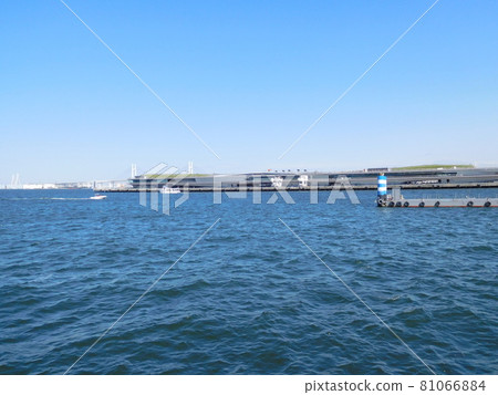 The sea seen from Yokohama Yamashita Park 81066884