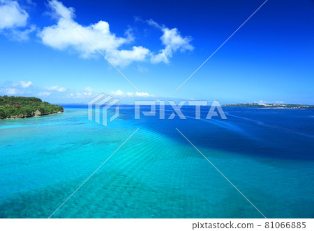 Okinawa Sesoko Island's beautiful sea seen from Sesoko Bridge Okinawa Sesoko Island's beautiful sea seen from Sesoko Bridge 81066885