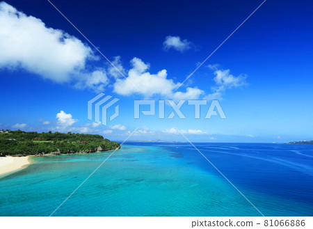 Okinawa Sesoko Island's beautiful sea seen from Sesoko Bridge 81066886