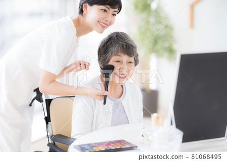 Long-term care make-up therapy Senior women receiving make-up 81068495