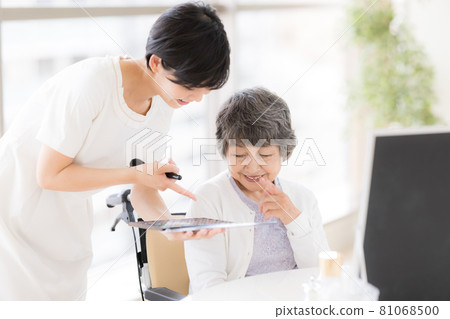 Long-term care make-up therapy Senior women receiving make-up 81068500