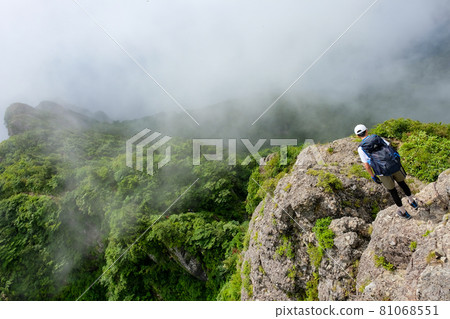 Proceed through a fantastic rocky area 81068551