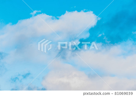 Blue sky texture with soft white clouds background Blue sky texture with soft white clouds background 81069039