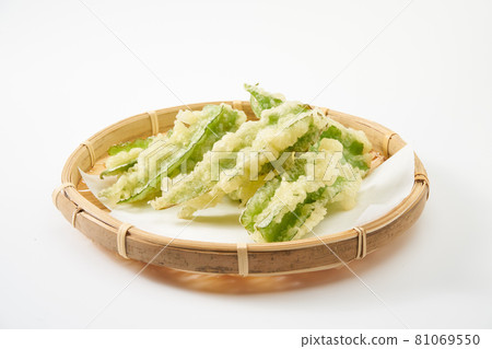 白色背景上的方形豆天婦羅 (Urizun) 81069550