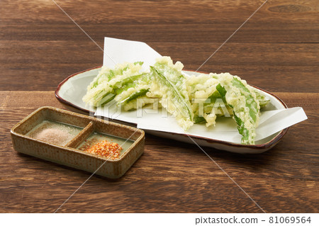 Square bean tempura (Urizun) on a white background 81069564