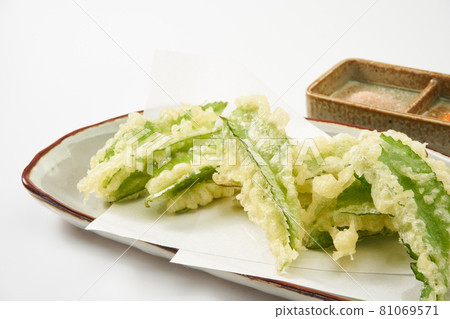 Square bean tempura (Urizun) on a white background 81069571