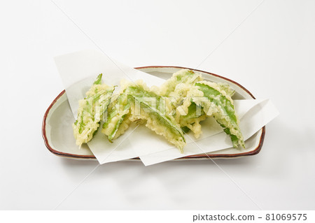 白色背景上的方形豆天婦羅 (Urizun) 白色背景上的方形豆天婦羅 (Urizun) 81069575