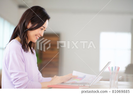 Middle woman having an online meeting in the living room 81069885