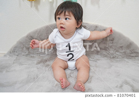 Baby sitting with both hands open 81070401