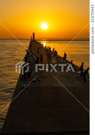 Fishing spots and beautiful sunsets Fishing spots and beautiful sunsets 81070443
