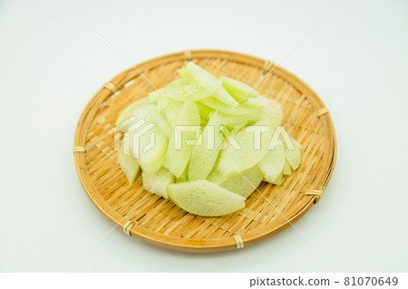 在漏勺上切玩具 mogara 81070649