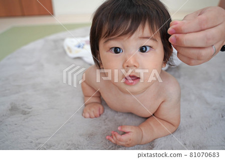 看著相機的嬰兒 看著相機的嬰兒 81070683