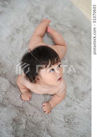 6個月大的裸體嬰兒 6個月大的裸體嬰兒 81070685