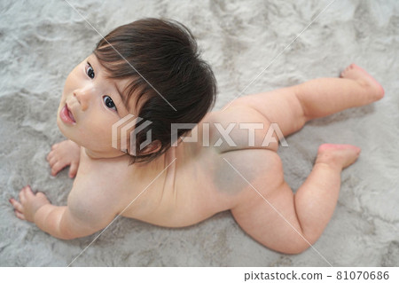 6 months old naked baby 81070686