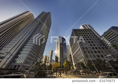 陽光明媚的東京摩天大樓（西新宿） 81070873