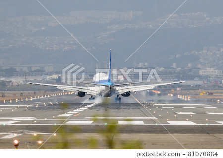 伊丹機場波音 737-800 著陸 81070884