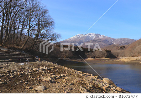 宮城縣多田郡七日宿町，從少水的長羅湖看到的雪藏王山脈 81072477