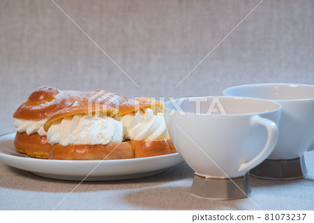 Russekat Semla and tea 81073237