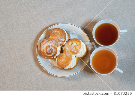 Russekat Semla and tea 81073239