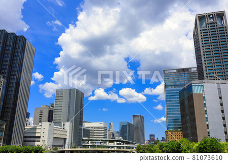 [大阪]中之島的建築物和烏云密布的天空 81073610